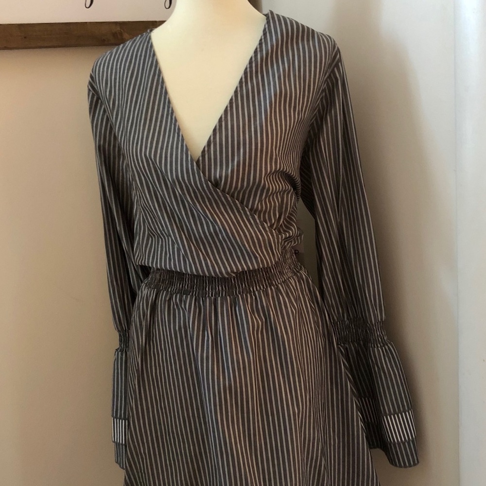 NWT Ruffle Sleeve Dress - Picture 2 of 4